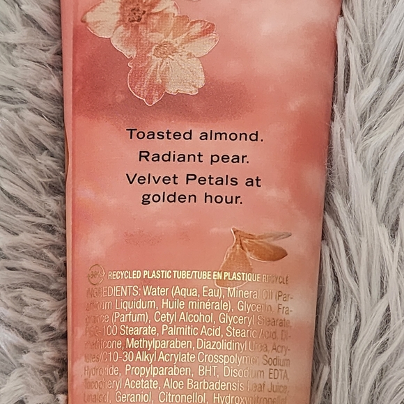 VS Velvet Petals Golden Fragrance Lotion - Picture 4 of 8
